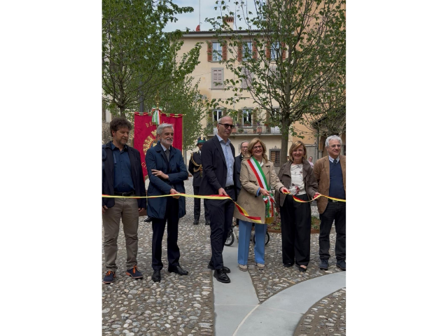 taglio nastro nella piazza nuova