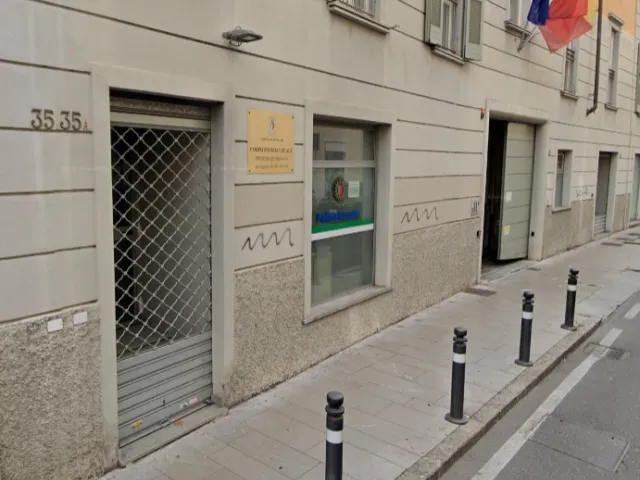 Ingresso della sede polizia locale via quarenghi
