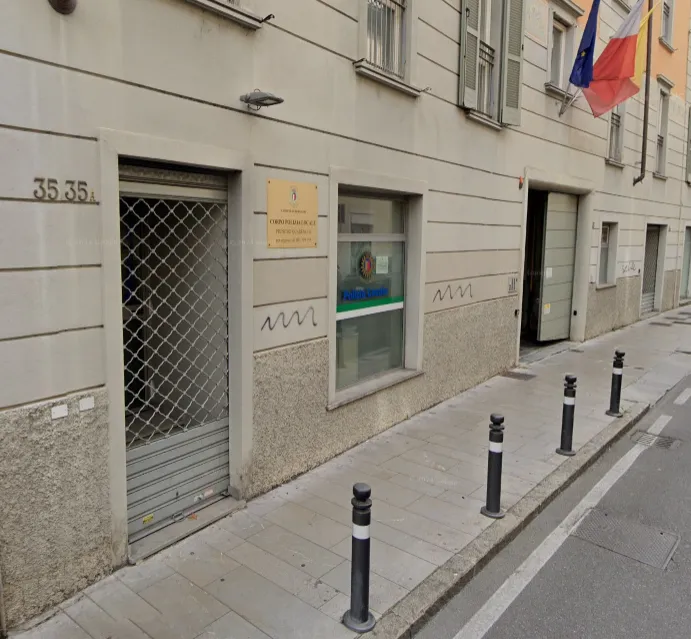Ingresso della sede polizia locale via quarenghi