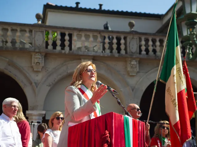 Sindaca durante il discorso